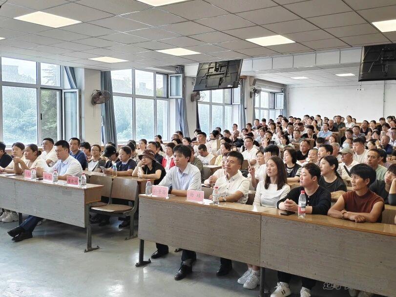 澳门线上博彩
成功召开2025级新生家长会